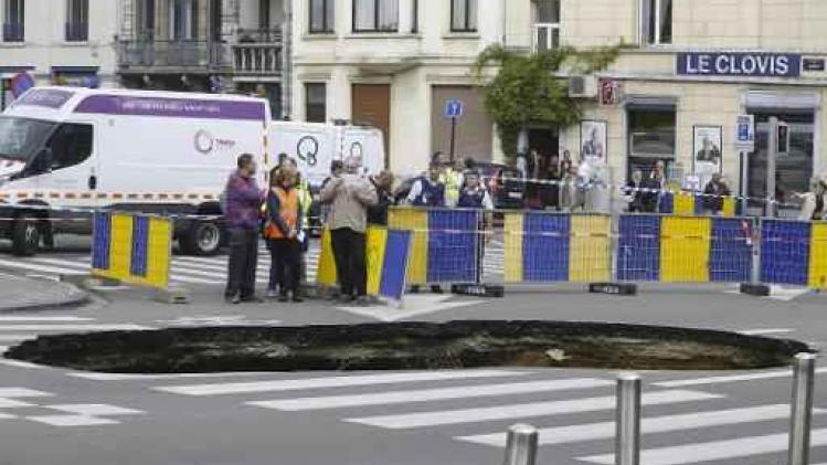 Leidingbreuk Brussel - Plaatselijk verkeer verloopt moeizaam door zinkgat in Sint-Joost-ten-Node