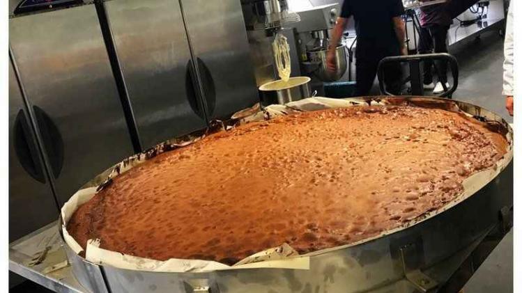 Dit is de grootste sponge cake ooit