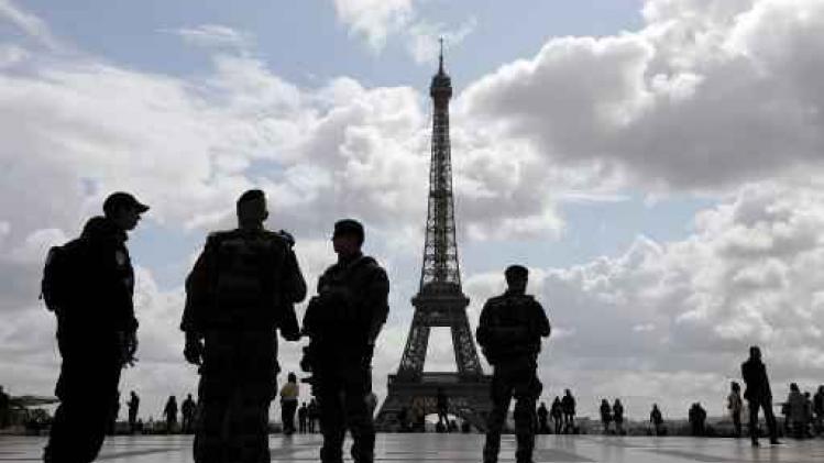 Man die militair aanviel in Parijs in beschuldiging gesteld en opgesloten