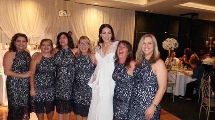 Oeps: zes vrouwen verschijnen toevallig in zelfde jurk op trouwfeest