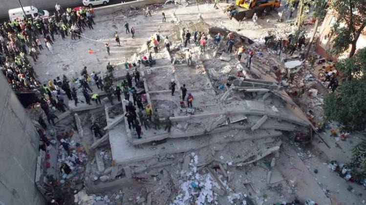Reddingswerkers zoeken naar overlevenden van de aardbeving in Mexico