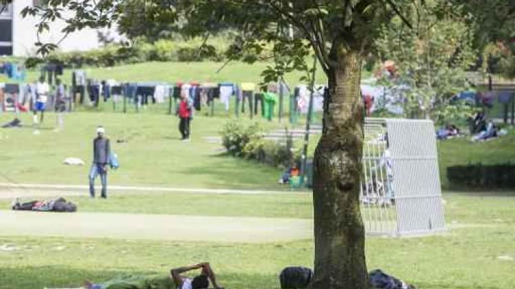 Artiesten plaatsen boodschap "Welkom" in hart van Maximiliaanpark