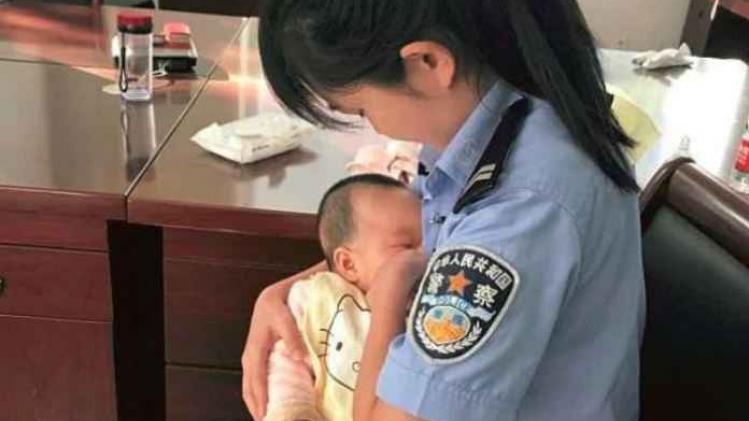 Agent geeft baby van verdachte borstvoeding