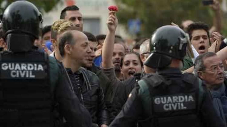 Referendum Catalonië - Rubberen kogels afgevuurd om menigte uit elkaar te drijven: zeker twee gewonden