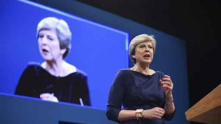 Theresa May verontschuldigt zich bij partijleden voor slecht verkiezingsresultaat