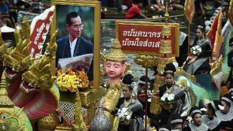 Tienduizenden brengen laatste groet aan Thaise koning Bhumibol