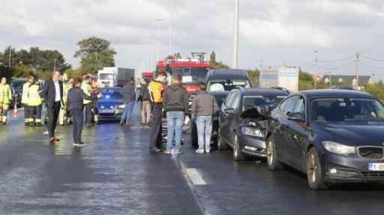 E40 naar Brussel afgesloten door verschillende ongevallen tussen Drongen en Nevele