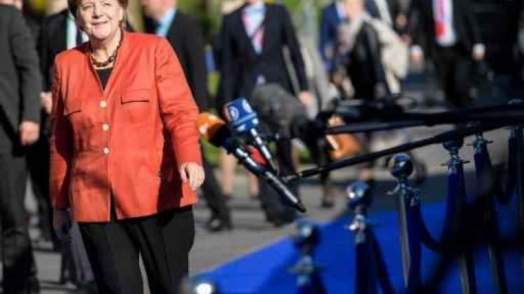 Merkel kondigt officieel onderhandelingen met FDP en Groenen aan