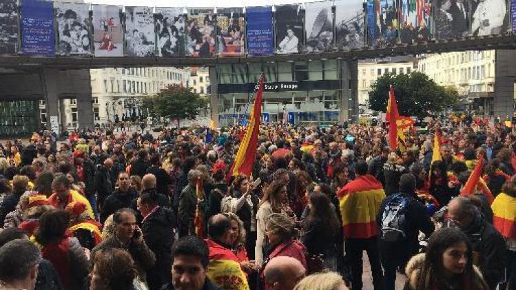 Ruim 500 personen manifesteren aan Europees parlement tegen onafhankelijkheid Catalonië