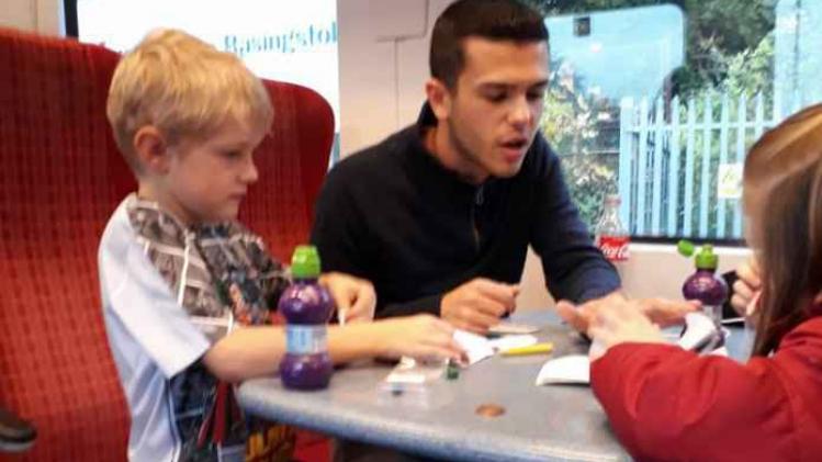 wildvreemde schiet autistische jongen op trein te hulp