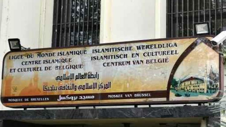 Onderzoekscommissie aanslagen beveelt aan concessie Grote Moskee stop te zetten