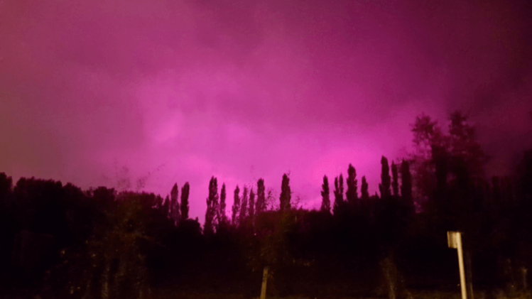 Lucht boven Antwerpen kleurt paars