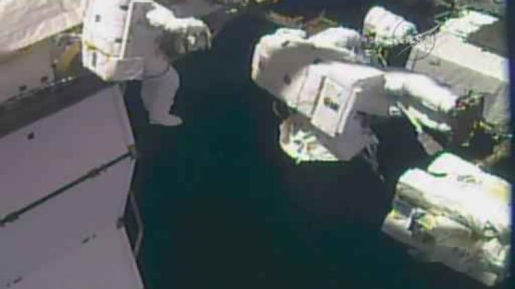 Twee Amerikaanse astronauten repareren robotarm van het ISS