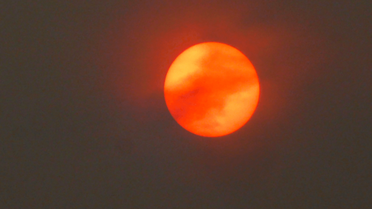 Rode zon kleurt de hemel door Portugese bosbranden
