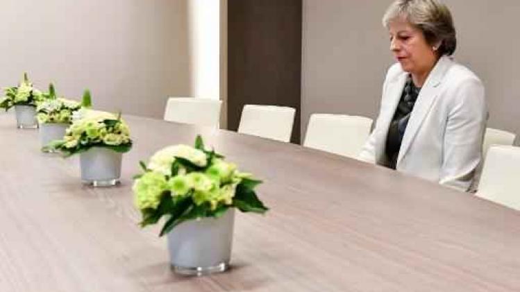 EU-top - Internet spot met foto van 'eenzame' Theresa May op Brusselse EU-top