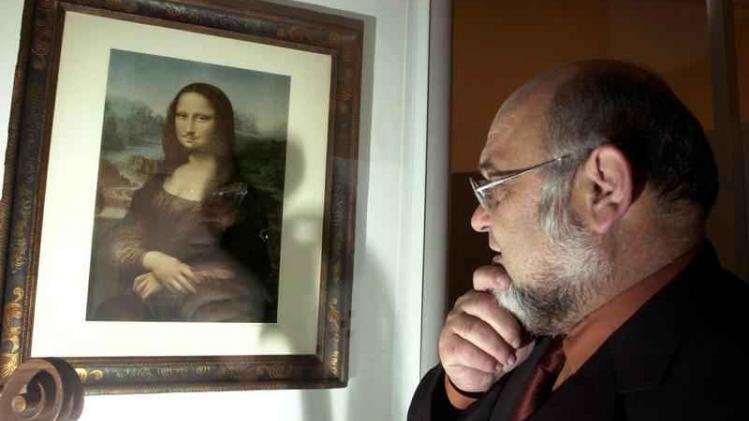 In Parijs is een surrealistische versie van de Mona Lisa geveild