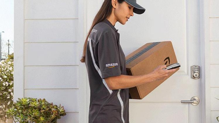 Amazon levert pakje in je woonkamer