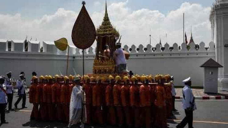 Assen van Thaise overleden koning naar Koninklijk Paleis gebracht