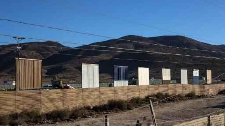 VS stellen prototypes van grensmuur voor