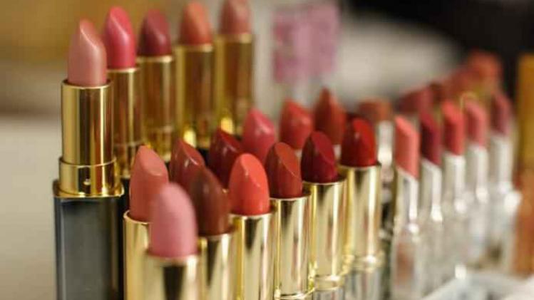 Vrouw klaagt winkel aan omdat ze herpes heeft gekregen van lippenstift