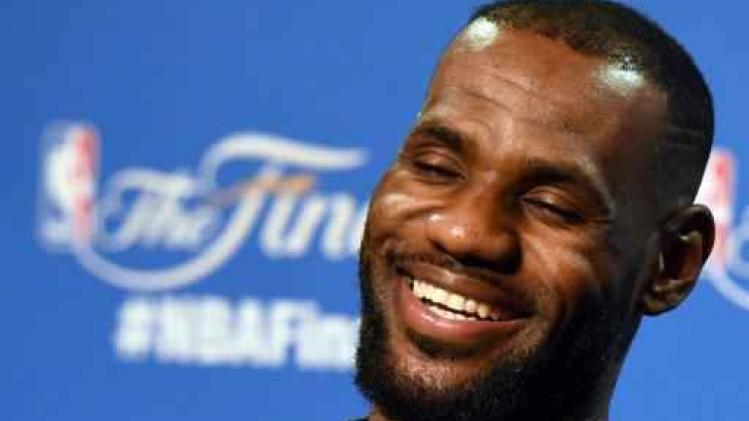 NBA - Indrukwekkende LeBron James laat Cleveland weer aanknopen met zege