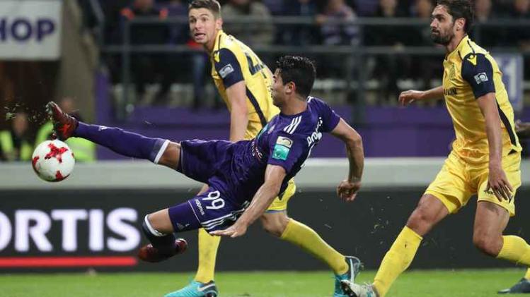 Hamdi Harbaoui knokt zich bij de bal tijdens de topper tussen Anderlecht en Club Brugge