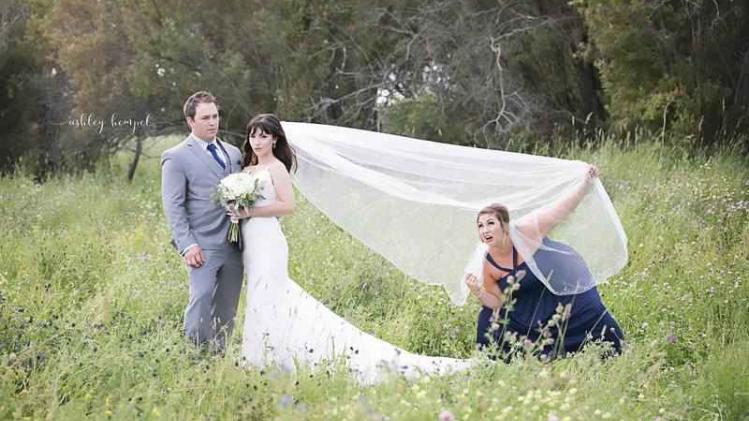 Bruidsmeisje fotobombt trouwfoto op hilarische wijze