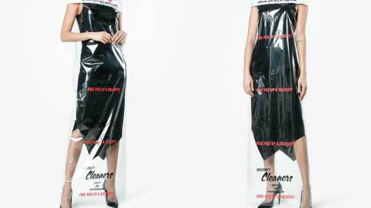Peperdure jurk van Moschino lijkt op zak van stomerij