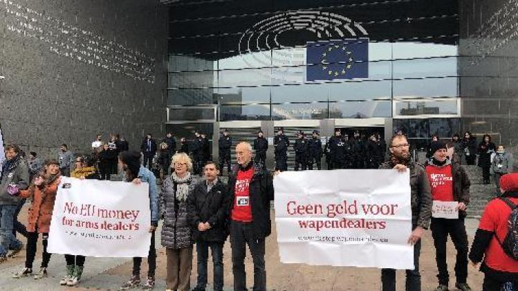 Vredesactie schudt Europees Parlement wakker in strijd tegen wapenindustrie