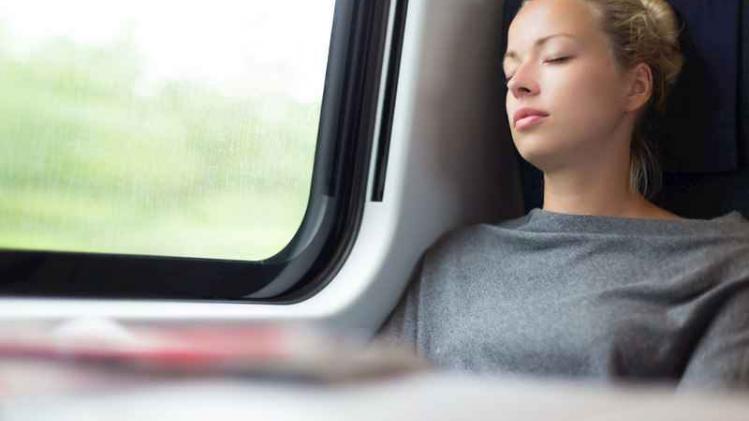 vrouw slapend op trein