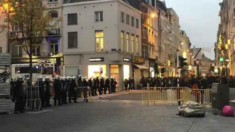 Rellen Muntplein - Politie drijft jongeren uit elkaar