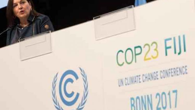 COP23 - Groot spandoek "Save the climate - Belgium Act Now" aan Jubelpark opgehangen