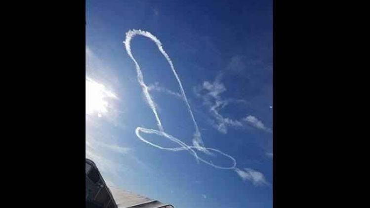 Piloot tekent enorme penis in de lucht
