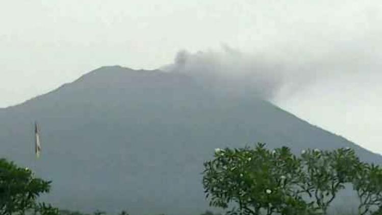 Vulkaan spuwt weer as op vakantie-eiland Bali