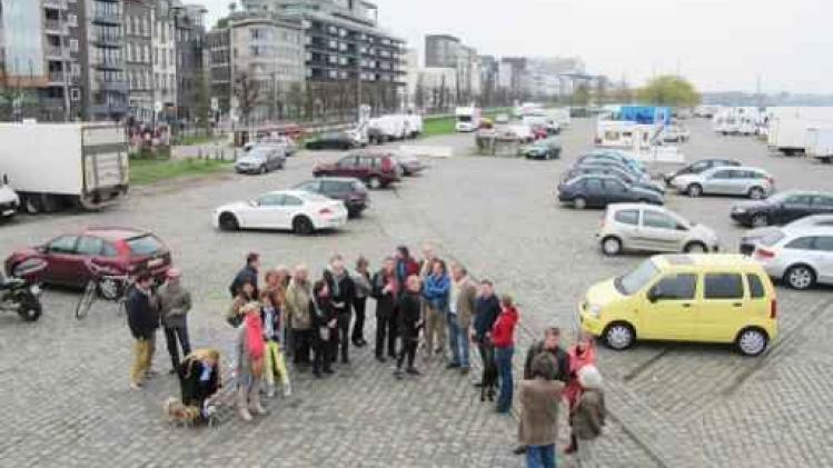 Antwerpen installeert afscheidsplek om asurnen vanop Scheldekaaien te water te laten