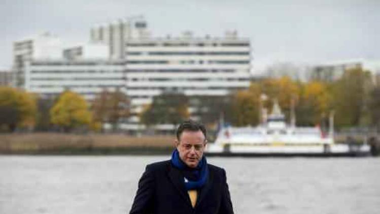 De Wever haalt uit naar criticasters en belooft "totale transparantie" over bouwdossiers