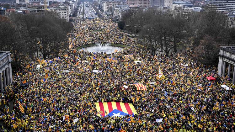 Om en bij de 45.000 Catalanen zijn naar Brussel afgezakt om aandacht te vragen voor de politieke crisis in hun regio. Voormalig Catalaans minister-president Carles Puigdemont en de betogers riepen Europa op om actie te ondernemen.