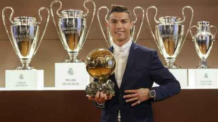 Cristiano Ronaldo beent Lionel Messi bij met vijfde Gouden Bal