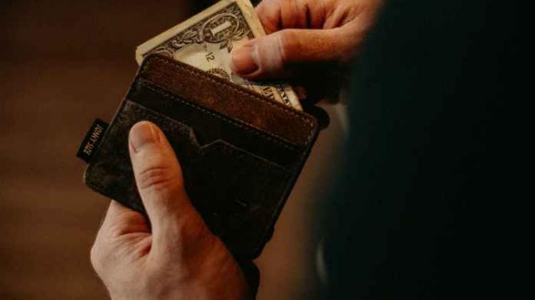 Man krijgt portefeuille terug die hij tien jaar geleden verloor