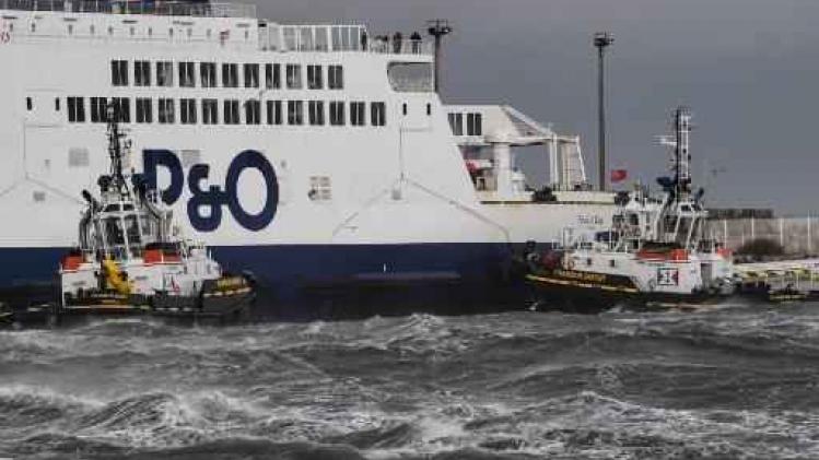 Ferry vastgelopen in Calais: boot is naar de kade gesleept
