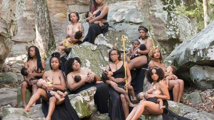Knappe fotoshoot promoot borstvoeding bij zwarte vrouwen