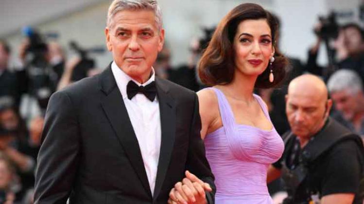 George Clooney deelt koptelefoons uit tegen het gehuil van baby's