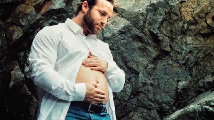 Man met 'foodbaby' toont zich van zijn beste kant in zwangerschapsshoot