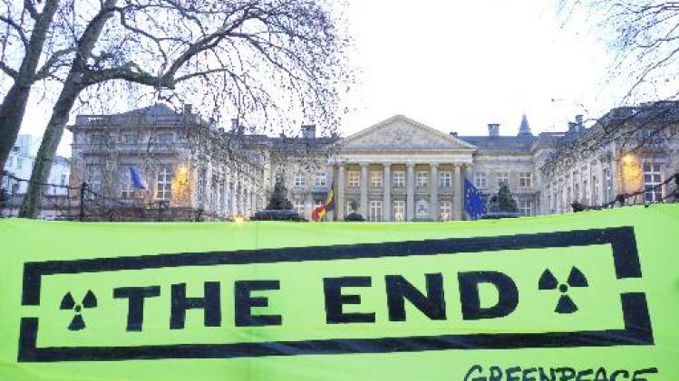 Greenpeace herinnert ministers met groot spandoek in Wetstraat aan kernuitstap