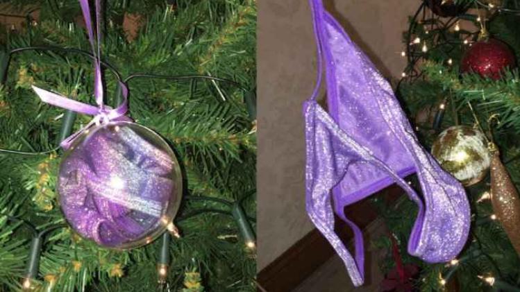 Deze oma hing per ongeluk een string in de kerstboom