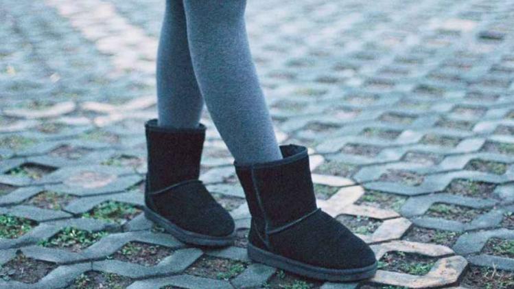 Vrouw wordt toegang tot viplounge ontzegd door Uggs