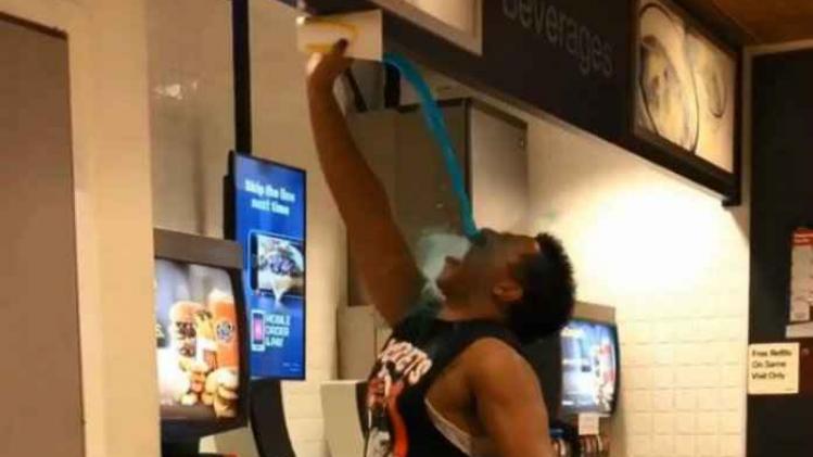 Nieuwe challenge laat je drinken met een gestrekte arm