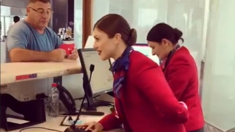 VIDEO. Stewardess verrast passagiers met kerstklassieker