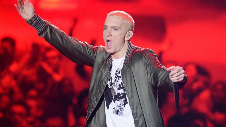 Met zijn nieuwste album 'Revival' heeft Eminem opnieuw de eerste plaats op de Billboard 200 bereikt.