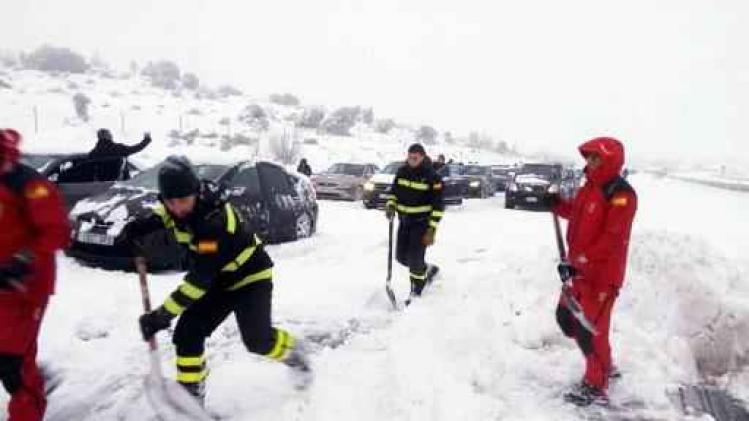 Leger schiet honderden in de sneeuw gestrande automobilisten in Spanje ter hulp